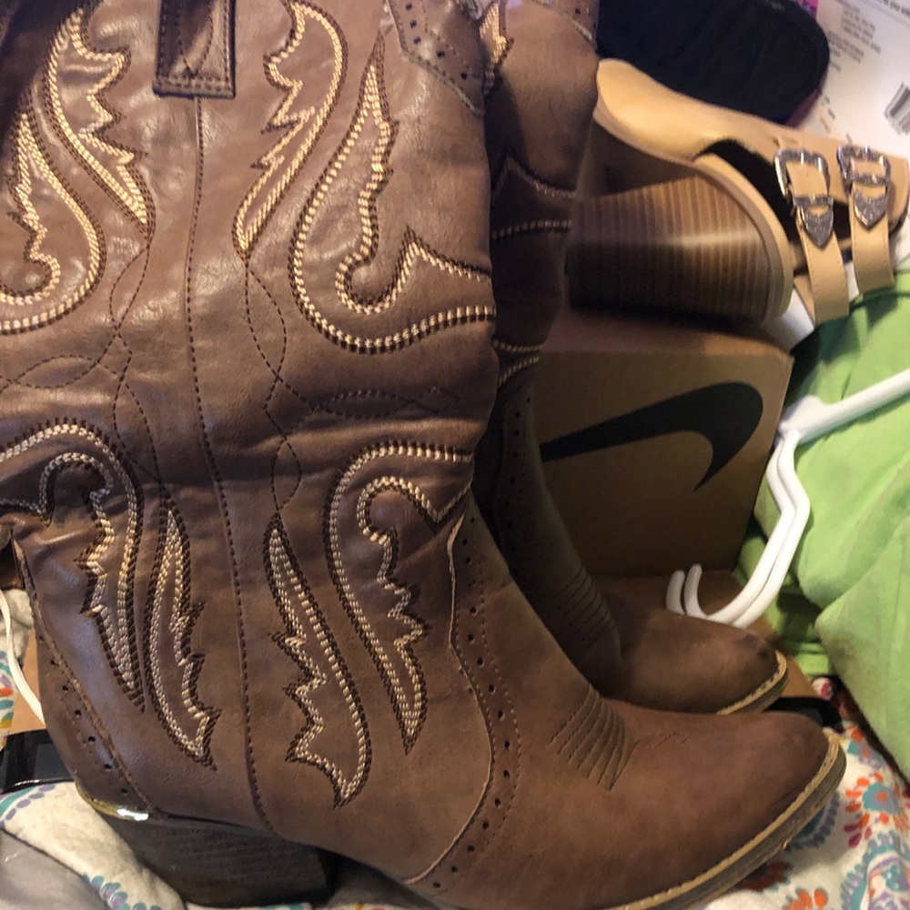 YEEHAW! Cowgirl boots!